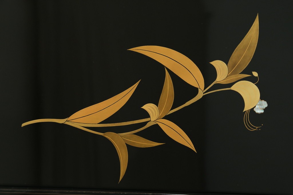 和製ヴィンテージ　漆芸家・東端真筰作　椿露草　蒔絵の繊細な美しさが感じられる漆塗りの飾り棚　定価約400万円　(R-079449)