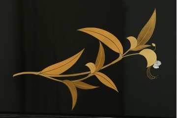 和製ヴィンテージ　漆芸家・東端真筰作　椿露草　蒔絵の繊細な美しさが感じられる漆塗りの飾り棚　定価約400万円　(R-079449)
