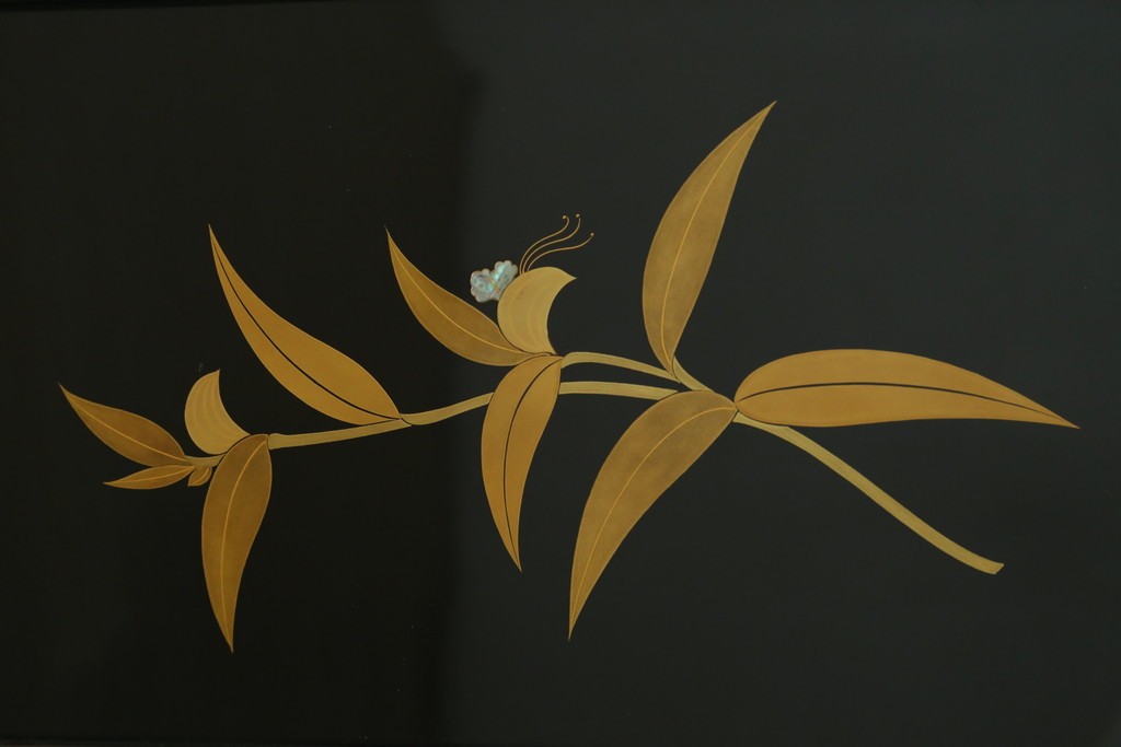 和製ヴィンテージ　漆芸家・東端真筰作　椿露草　蒔絵の繊細な美しさが感じられる漆塗りの飾り棚　定価約400万円　(R-079449)