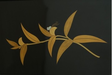 和製ヴィンテージ　漆芸家・東端真筰作　椿露草　蒔絵の繊細な美しさが感じられる漆塗りの飾り棚　定価約400万円　(R-079449)