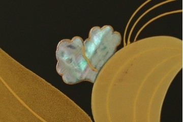 和製ヴィンテージ　漆芸家・東端真筰作　椿露草　蒔絵の繊細な美しさが感じられる漆塗りの飾り棚　定価約400万円　(R-079449)