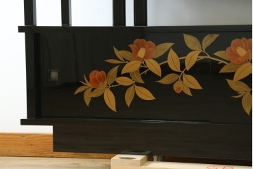 和製ヴィンテージ　漆芸家・東端真筰作　椿露草　蒔絵の繊細な美しさが感じられる漆塗りの飾り棚　定価約400万円　(R-079449)