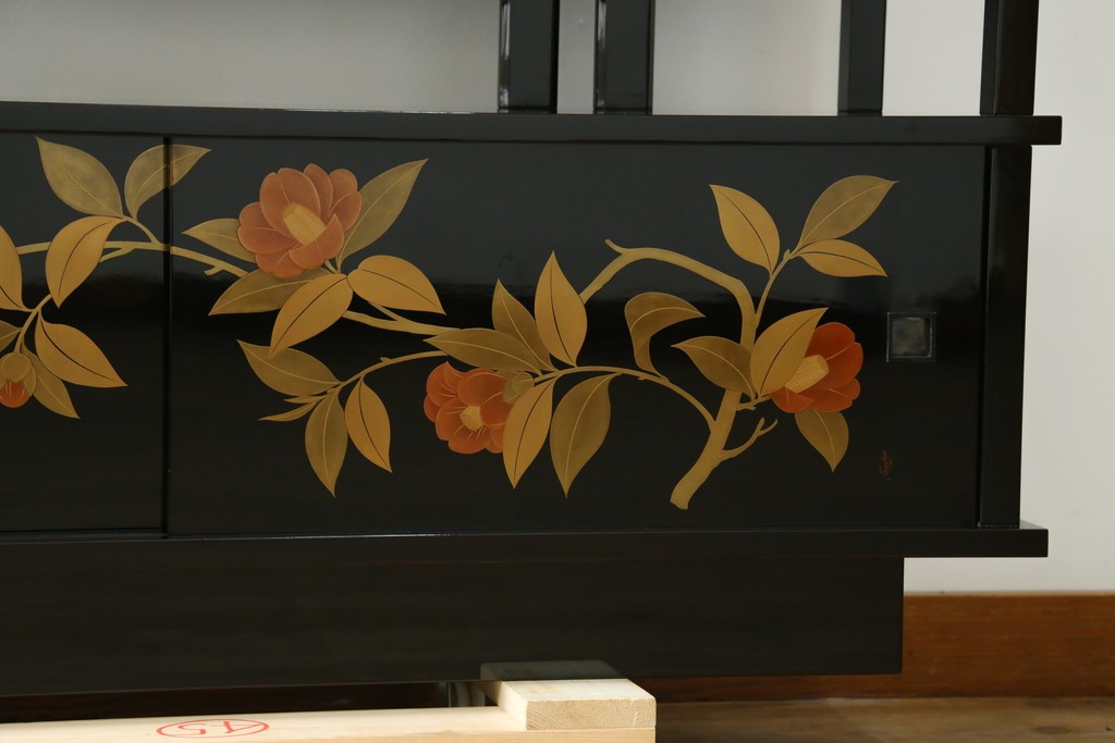 和製ヴィンテージ　漆芸家・東端真筰作　椿露草　蒔絵の繊細な美しさが感じられる漆塗りの飾り棚　定価約400万円　(R-079449)