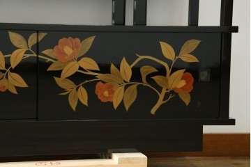 和製ヴィンテージ　漆芸家・東端真筰作　椿露草　蒔絵の繊細な美しさが感じられる漆塗りの飾り棚　定価約400万円　(R-079449)