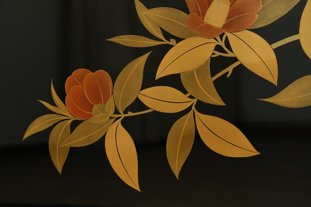 和製ヴィンテージ　漆芸家・東端真筰作　椿露草　蒔絵の繊細な美しさが感じられる漆塗りの飾り棚　定価約400万円　(R-079449)