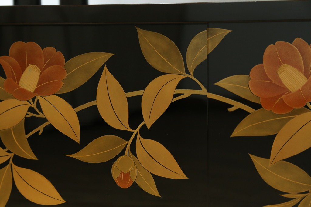 和製ヴィンテージ　漆芸家・東端真筰作　椿露草　蒔絵の繊細な美しさが感じられる漆塗りの飾り棚　定価約400万円　(R-079449)