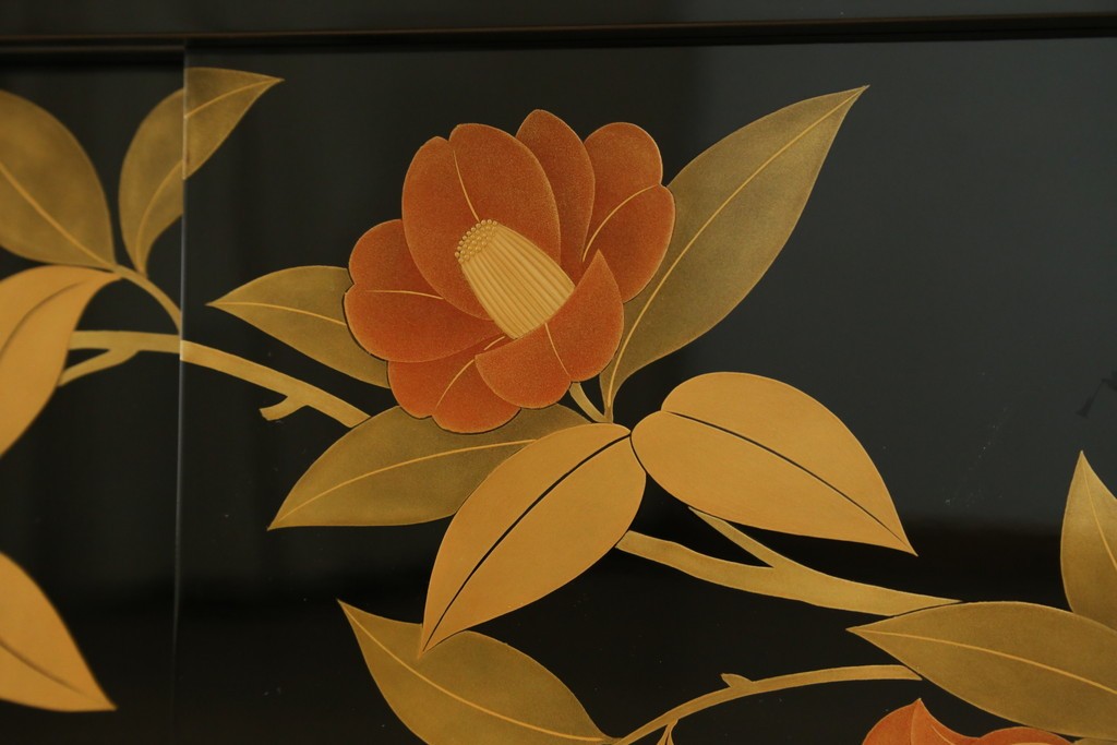 和製ヴィンテージ　漆芸家・東端真筰作　椿露草　蒔絵の繊細な美しさが感じられる漆塗りの飾り棚　定価約400万円　(R-079449)