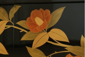 和製ヴィンテージ　漆芸家・東端真筰作　椿露草　蒔絵の繊細な美しさが感じられる漆塗りの飾り棚　定価約400万円　(R-079449)