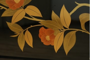 和製ヴィンテージ　漆芸家・東端真筰作　椿露草　蒔絵の繊細な美しさが感じられる漆塗りの飾り棚　定価約400万円　(R-079449)