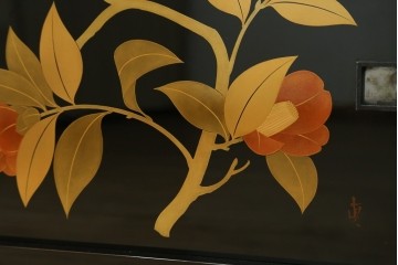和製ヴィンテージ　漆芸家・東端真筰作　椿露草　蒔絵の繊細な美しさが感じられる漆塗りの飾り棚　定価約400万円　(R-079449)