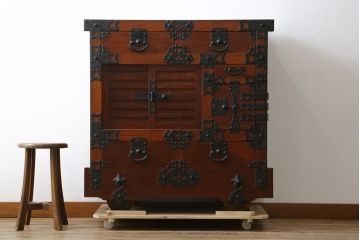 和製ビンテージ　美品!!　高級品　民芸家具　三方ケヤキ(欅)材　総漆塗り　風格のある和の空間作りにおすすめの米沢車箪笥(米沢箪笥、時代箪笥、和タンス、衣装箪笥、収納箪笥、ヴィンテージ)(R-079450)