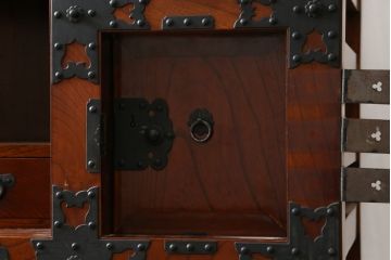 和製ビンテージ　美品!!　高級品　民芸家具　三方ケヤキ(欅)材　総漆塗り　風格のある和の空間作りにおすすめの米沢車箪笥(米沢箪笥、時代箪笥、和タンス、衣装箪笥、収納箪笥、ヴィンテージ)(R-079450)