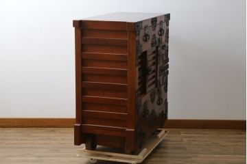 和製ビンテージ　美品!!　高級品　民芸家具　三方ケヤキ(欅)材　総漆塗り　風格のある和の空間作りにおすすめの米沢車箪笥(米沢箪笥、時代箪笥、和タンス、衣装箪笥、収納箪笥、ヴィンテージ)(R-079450)