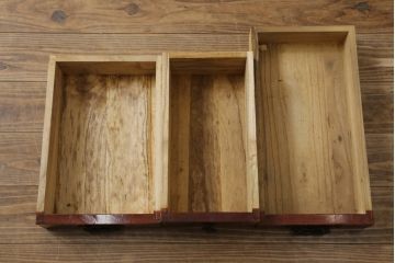 和製ビンテージ　美品!!　高級品　民芸家具　三方ケヤキ(欅)材　総漆塗り　風格のある和の空間作りにおすすめの米沢車箪笥(米沢箪笥、時代箪笥、和タンス、衣装箪笥、収納箪笥、ヴィンテージ)(R-079450)
