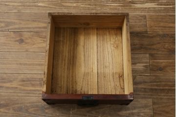和製ビンテージ　美品!!　高級品　民芸家具　三方ケヤキ(欅)材　総漆塗り　風格のある和の空間作りにおすすめの米沢車箪笥(米沢箪笥、時代箪笥、和タンス、衣装箪笥、収納箪笥、ヴィンテージ)(R-079450)