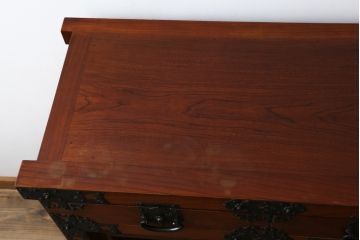 和製ビンテージ　美品!!　高級品　民芸家具　三方ケヤキ(欅)材　総漆塗り　風格のある和の空間作りにおすすめの米沢車箪笥(米沢箪笥、時代箪笥、和タンス、衣装箪笥、収納箪笥、ヴィンテージ)(R-079450)