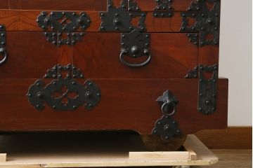 和製ビンテージ　美品!!　高級品　民芸家具　三方ケヤキ(欅)材　総漆塗り　風格のある和の空間作りにおすすめの米沢車箪笥(米沢箪笥、時代箪笥、和タンス、衣装箪笥、収納箪笥、ヴィンテージ)(R-079450)