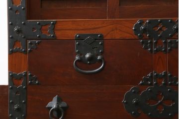 和製ビンテージ　美品!!　高級品　民芸家具　三方ケヤキ(欅)材　総漆塗り　風格のある和の空間作りにおすすめの米沢車箪笥(米沢箪笥、時代箪笥、和タンス、衣装箪笥、収納箪笥、ヴィンテージ)(R-079450)