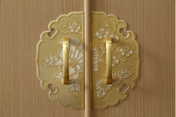 中古　美品　国産　職人手造り　繊細で美しい金具が品の良さを高める総桐箪笥(桐たんす、整理箪笥、和タンス、着物箪笥、衣装箪笥、収納たんす、引き出し、衣装盆)(R-079451)