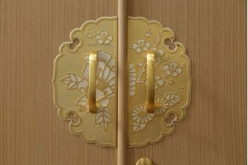 中古　美品　国産　職人手造り　繊細で美しい金具が品の良さを高める総桐箪笥(桐たんす、整理箪笥、和タンス、着物箪笥、衣装箪笥、収納たんす、引き出し、衣装盆)(R-079451)