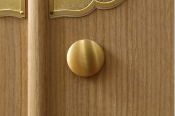 中古　美品　国産　職人手造り　繊細で美しい金具が品の良さを高める総桐箪笥(桐たんす、整理箪笥、和タンス、着物箪笥、衣装箪笥、収納たんす、引き出し、衣装盆)(R-079451)