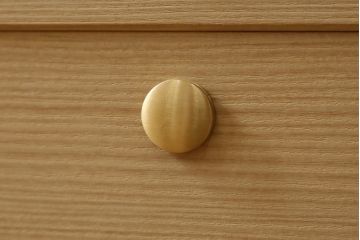 中古　美品　国産　職人手造り　繊細で美しい金具が品の良さを高める総桐箪笥(桐たんす、整理箪笥、和タンス、着物箪笥、衣装箪笥、収納たんす、引き出し、衣装盆)(R-079451)