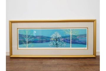 真作　1990年　東山魁夷　「清暁」　限定300部のうち第26番　心が澄み渡るような色彩が美しいリトグラフ(絵画、風景画、山、湖、樹木、花、版画、壁掛け、額装、タトウ箱付き、発行証付き、落款印、共シール、黄袋付き、外箱付き)(R-079454)