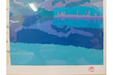 真作　1990年　東山魁夷　「清暁」　限定300部のうち第26番　心が澄み渡るような色彩が美しいリトグラフ(絵画、風景画、山、湖、樹木、花、版画、壁掛け、額装、タトウ箱付き、発行証付き、落款印、共シール、黄袋付き、外箱付き)(R-079454)