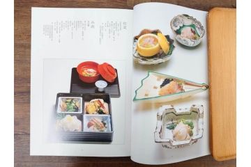 昭和57年　魚譜 日本料理盛付精撰 日本食用魚介藻 大図鑑(著者 志の島忠、監修 末廣恭雄 阿部宗明 鈴木克美 益田一、グラフ社、本、古書、和食、指南書、レシピ、カバー付き、外箱付き)(R-079459)