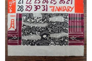 1973年(昭和48年)　人間国宝　芹沢銈介　色鮮やかで温かみを感じる型染カレンダー(木版画、多色摺り、和紙、暦、12ヶ月揃い、諸国民芸たくみ、京都西陣の正月、雪の洞爺湖、石垣島の殿内、花の鎌倉、阿波の木隅、華厳の滝遠望、松島夕照、那覇土産、倉敷、島根八雲村の紙漉、駿河路の秋、東北の街、ケース付き)(R-079467)　