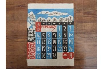 1973年(昭和48年)　人間国宝　芹沢銈介　色鮮やかで温かみを感じる型染カレンダー(木版画、多色摺り、和紙、暦、12ヶ月揃い、諸国民芸たくみ、京都西陣の正月、雪の洞爺湖、石垣島の殿内、花の鎌倉、阿波の木隅、華厳の滝遠望、松島夕照、那覇土産、倉敷、島根八雲村の紙漉、駿河路の秋、東北の街、ケース付き)(R-079467)　