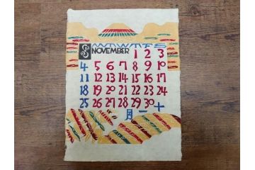 1973年(昭和48年)　人間国宝　芹沢銈介　色鮮やかで温かみを感じる型染カレンダー(木版画、多色摺り、和紙、暦、12ヶ月揃い、諸国民芸たくみ、京都西陣の正月、雪の洞爺湖、石垣島の殿内、花の鎌倉、阿波の木隅、華厳の滝遠望、松島夕照、那覇土産、倉敷、島根八雲村の紙漉、駿河路の秋、東北の街、ケース付き)(R-079467)　