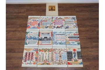 1974年(昭和49年)　人間国宝　芹沢銈介　童話　心がほっこりする型染カレンダー(木版画、多色摺り、和紙、暦、12ヶ月揃い、諸国民芸たくみ、天の羽衣、鴨とり権兵衛、一寸法師、花咲かじじい、足柄山の金太郎、かじ屋といし屋、浦島太郎、いなばの白兎、かぐや姫、猿かに合戦、舌切りすゞめ、ねずみのよめいり、ケース付き)(R-079468)　