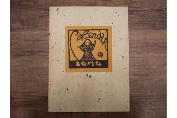 1974年(昭和49年)　人間国宝　芹沢銈介　童話　心がほっこりする型染カレンダー(木版画、多色摺り、和紙、暦、12ヶ月揃い、諸国民芸たくみ、天の羽衣、鴨とり権兵衛、一寸法師、花咲かじじい、足柄山の金太郎、かじ屋といし屋、浦島太郎、いなばの白兎、かぐや姫、猿かに合戦、舌切りすゞめ、ねずみのよめいり、ケース付き)(R-079468)　