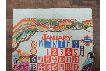 1974年(昭和49年)　人間国宝　芹沢銈介　童話　心がほっこりする型染カレンダー(木版画、多色摺り、和紙、暦、12ヶ月揃い、諸国民芸たくみ、天の羽衣、鴨とり権兵衛、一寸法師、花咲かじじい、足柄山の金太郎、かじ屋といし屋、浦島太郎、いなばの白兎、かぐや姫、猿かに合戦、舌切りすゞめ、ねずみのよめいり、ケース付き)(R-079468)　