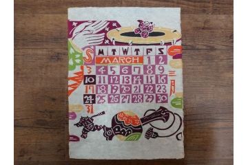 1974年(昭和49年)　人間国宝　芹沢銈介　童話　心がほっこりする型染カレンダー(木版画、多色摺り、和紙、暦、12ヶ月揃い、諸国民芸たくみ、天の羽衣、鴨とり権兵衛、一寸法師、花咲かじじい、足柄山の金太郎、かじ屋といし屋、浦島太郎、いなばの白兎、かぐや姫、猿かに合戦、舌切りすゞめ、ねずみのよめいり、ケース付き)(R-079468)　