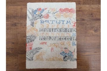 1974年(昭和49年)　人間国宝　芹沢銈介　童話　心がほっこりする型染カレンダー(木版画、多色摺り、和紙、暦、12ヶ月揃い、諸国民芸たくみ、天の羽衣、鴨とり権兵衛、一寸法師、花咲かじじい、足柄山の金太郎、かじ屋といし屋、浦島太郎、いなばの白兎、かぐや姫、猿かに合戦、舌切りすゞめ、ねずみのよめいり、ケース付き)(R-079468)　