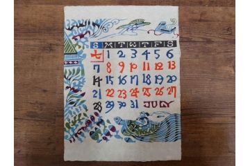 1974年(昭和49年)　人間国宝　芹沢銈介　童話　心がほっこりする型染カレンダー(木版画、多色摺り、和紙、暦、12ヶ月揃い、諸国民芸たくみ、天の羽衣、鴨とり権兵衛、一寸法師、花咲かじじい、足柄山の金太郎、かじ屋といし屋、浦島太郎、いなばの白兎、かぐや姫、猿かに合戦、舌切りすゞめ、ねずみのよめいり、ケース付き)(R-079468)　