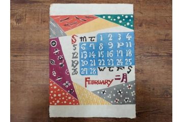 1977年(昭和52年)・1978年(昭和53年)　人間国宝　芹沢銈介　お部屋の雰囲気を明るく演出する型染カレンダー2点セット(木版画、多色摺り、和紙、暦、12ヶ月揃い、諸国民芸たくみ、鶴、ツル、鳥、花、山、植物、風景、波、海、紅葉、もみじ、ケース付き)(R-079469)　
