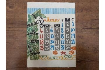 1977年(昭和52年)・1978年(昭和53年)　人間国宝　芹沢銈介　お部屋の雰囲気を明るく演出する型染カレンダー2点セット(木版画、多色摺り、和紙、暦、12ヶ月揃い、諸国民芸たくみ、鶴、ツル、鳥、花、山、植物、風景、波、海、紅葉、もみじ、ケース付き)(R-079469)　