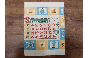 1977年(昭和52年)・1978年(昭和53年)　人間国宝　芹沢銈介　お部屋の雰囲気を明るく演出する型染カレンダー2点セット(木版画、多色摺り、和紙、暦、12ヶ月揃い、諸国民芸たくみ、鶴、ツル、鳥、花、山、植物、風景、波、海、紅葉、もみじ、ケース付き)(R-079469)　