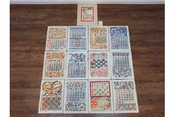 1985年(昭和60年)　人間国宝　芹沢銈介　大胆な和モダンのデザインに目を奪われる型染カレンダー(木版画、多色摺り、和紙、暦、12ヶ月揃い、諸国民芸たくみ、唐草、桜、さくら、ツル、鶴、花、藤、扇子、トンボ、蜻蛉、栗、紅葉、波、ケース付き)(R-079470)　