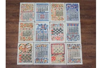 1985年(昭和60年)　人間国宝　芹沢銈介　大胆な和モダンのデザインに目を奪われる型染カレンダー(木版画、多色摺り、和紙、暦、12ヶ月揃い、諸国民芸たくみ、唐草、桜、さくら、ツル、鶴、花、藤、扇子、トンボ、蜻蛉、栗、紅葉、波、ケース付き)(R-079470)　