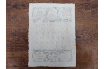 1985年(昭和60年)　人間国宝　芹沢銈介　大胆な和モダンのデザインに目を奪われる型染カレンダー(木版画、多色摺り、和紙、暦、12ヶ月揃い、諸国民芸たくみ、唐草、桜、さくら、ツル、鶴、花、藤、扇子、トンボ、蜻蛉、栗、紅葉、波、ケース付き)(R-079470)　