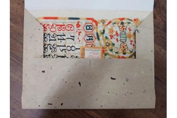 1985年(昭和60年)　人間国宝　芹沢銈介　大胆な和モダンのデザインに目を奪われる型染カレンダー(木版画、多色摺り、和紙、暦、12ヶ月揃い、諸国民芸たくみ、唐草、桜、さくら、ツル、鶴、花、藤、扇子、トンボ、蜻蛉、栗、紅葉、波、ケース付き)(R-079470)　