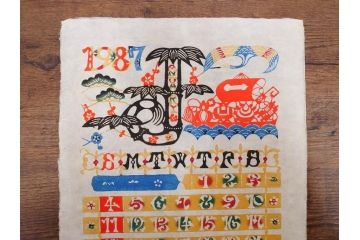 1987年(昭和62年)　人間国宝　芹沢銈介　細かな彩色に匠の技が光る型染カレンダー(木版画、多色摺り、和紙、暦、12ヶ月揃い、竹、宝船、農作業、手仕事、桃の節句、蝶、ちょう、花、植物、端午の節句、鯉登り、トンボ、蜻蛉、キツツキ、柿、栗、くり、ケース付き)(R-079471)　