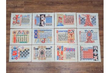 1988年(昭和63年)　人間国宝　芹沢�_介　大胆なデザインが魅力の型染カレンダー(木版画、多色摺り、和紙、暦、12ヶ月揃い、鶴、ツル、亀、カメ、松竹梅、蝶、ちょう、鯉登、鳥、柳、植物、朝顔、柿、栗、紅葉、お地蔵様、ケース付き)(R-079472)