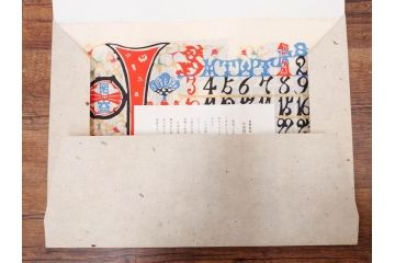 1988年(昭和63年)　人間国宝　芹沢�_介　大胆なデザインが魅力の型染カレンダー(木版画、多色摺り、和紙、暦、12ヶ月揃い、鶴、ツル、亀、カメ、松竹梅、蝶、ちょう、鯉登、鳥、柳、植物、朝顔、柿、栗、紅葉、お地蔵様、ケース付き)(R-079472)