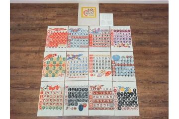 1990年(平成2年)　人間国宝　芹沢銈介　鮮やかな色彩が魅力の型染カレンダー(木版画、多色摺り、和紙、暦、12ヶ月揃い、鶴、ツル、椿、花、鳩、ハト、鳥、タンポポ、たんぽぽ、植物、鯉登、波、松、船、かぼちゃ、ほうずき、柿、栗、紅葉、銀杏、いちょう、野菜、果物、ケース付き)(R-079474)　