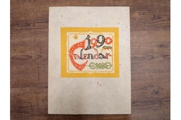 1990年(平成2年)　人間国宝　芹沢銈介　鮮やかな色彩が魅力の型染カレンダー(木版画、多色摺り、和紙、暦、12ヶ月揃い、鶴、ツル、椿、花、鳩、ハト、鳥、タンポポ、たんぽぽ、植物、鯉登、波、松、船、かぼちゃ、ほうずき、柿、栗、紅葉、銀杏、いちょう、野菜、果物、ケース付き)(R-079474)　